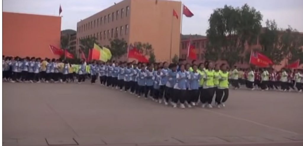 Chinesische Ex-Polizei unterrichten Sportunterricht 